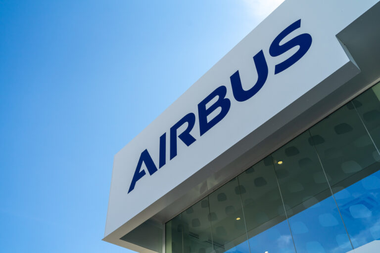 Logo della BEI e Airbus