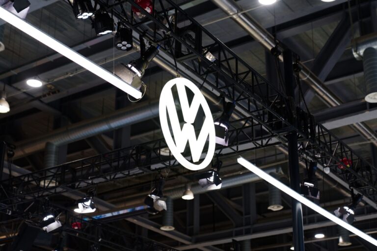 Logo Volkswagen su un'auto elettrica