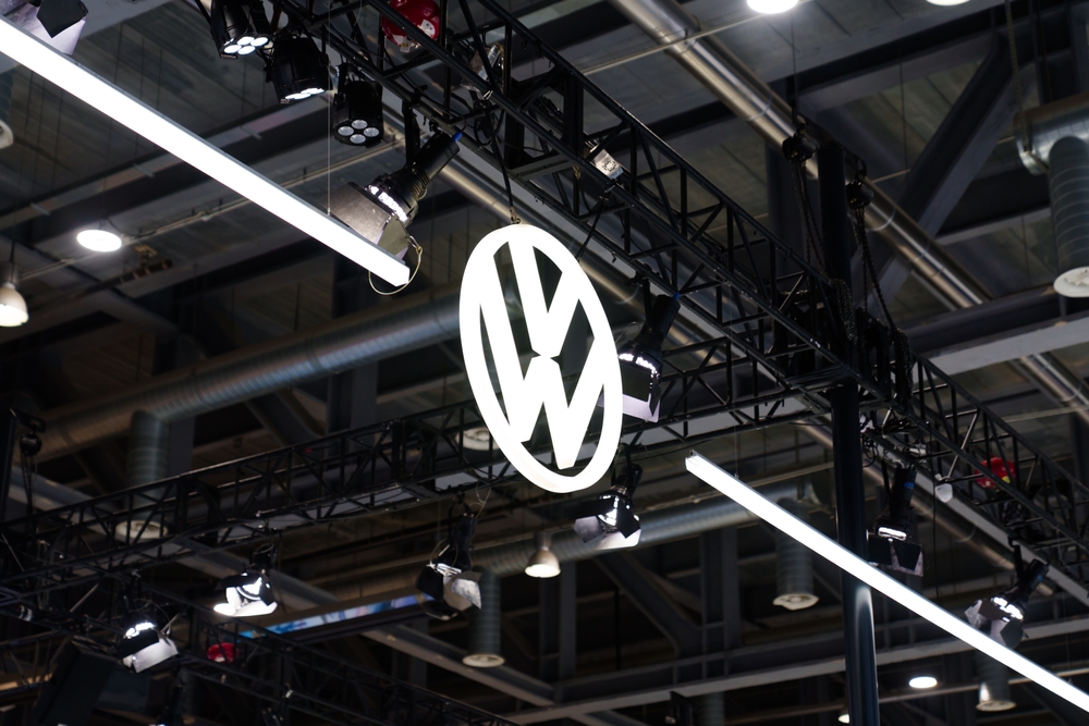 Logo Volkswagen su un'auto elettrica