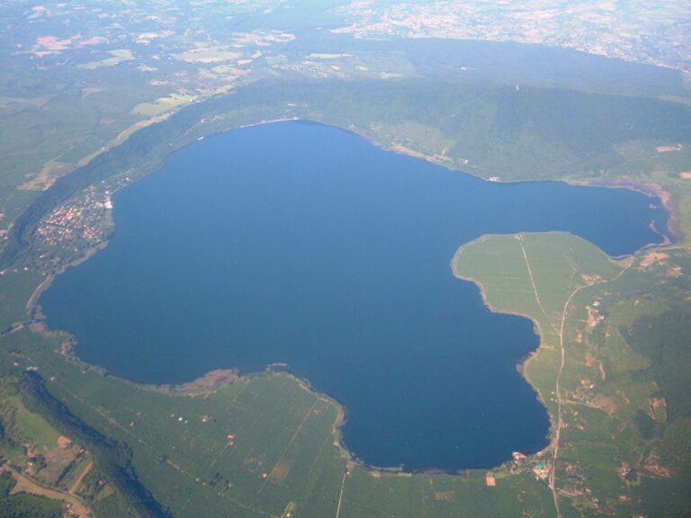 Vista aerea del lago di Vico