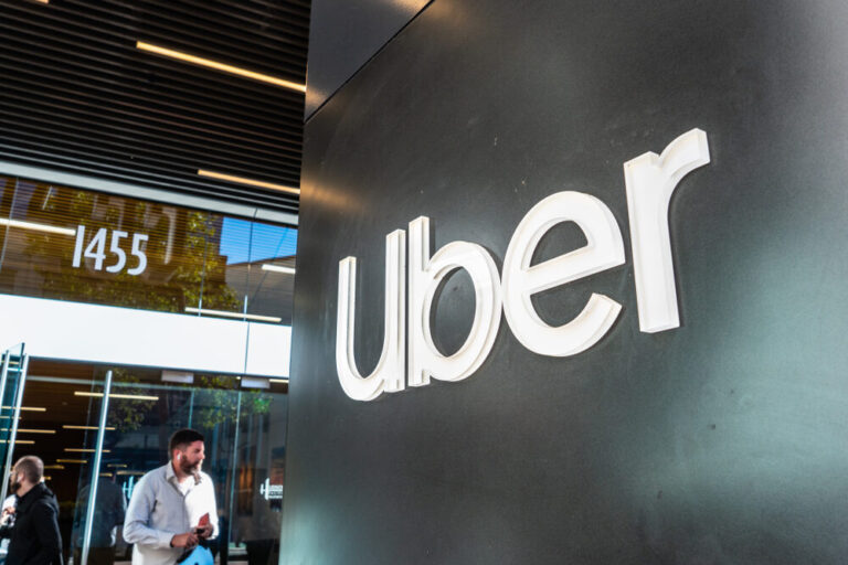 Logo di Uber con sfondo urbano