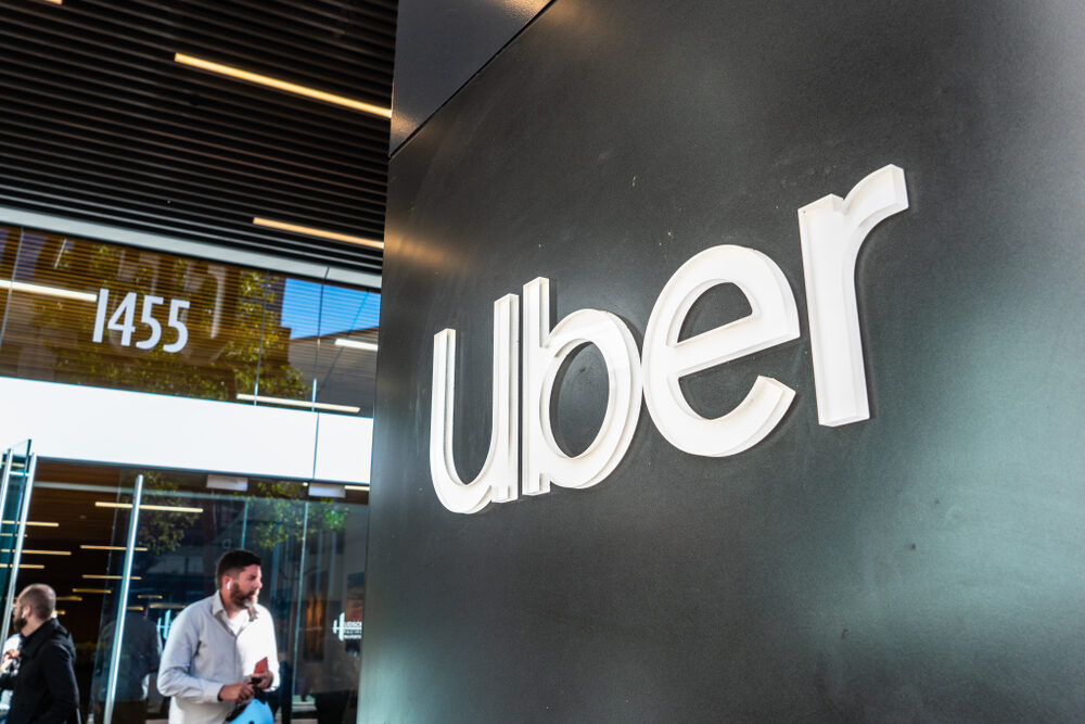 Logo di Uber con sfondo urbano