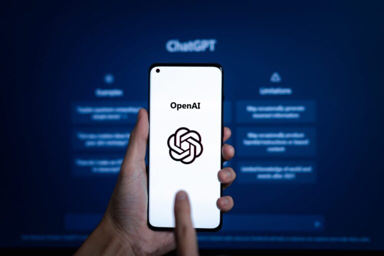ChatGPT in azione su smartphone