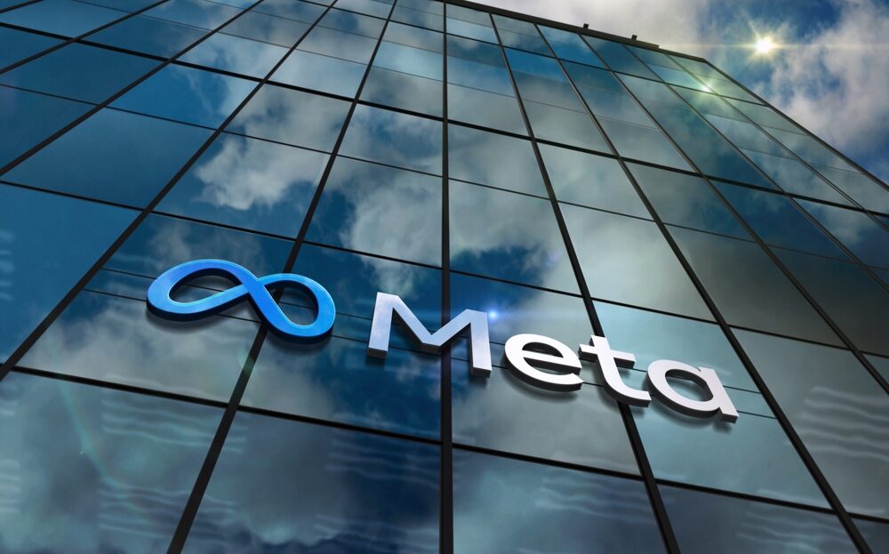 Logo AdGuard con visore Meta Quest
