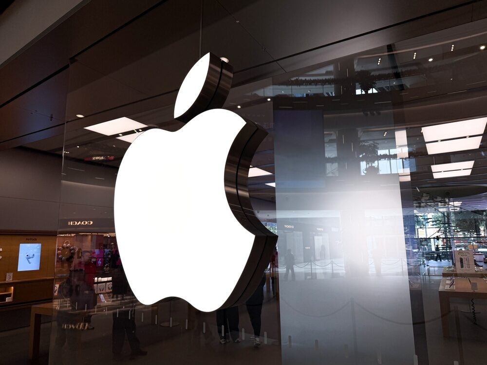 Logo di Apple e OpenAI in contesto legale
