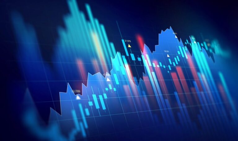 Carlo Altomonte durante una conferenza sulla stabilità economica in Italia