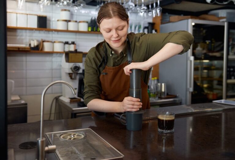 AeroPress brewer e macinacaffè manuale in noce