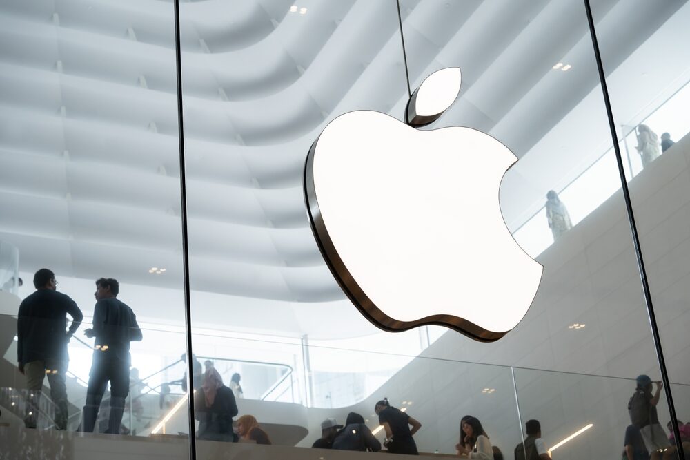 John Ternus e Tim Cook, dirigenti Apple