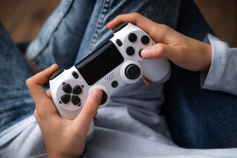 Geralt con la catena d'argento nel nuovo gioco