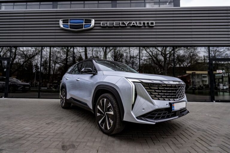 SUV elettrici Geely in esposizione